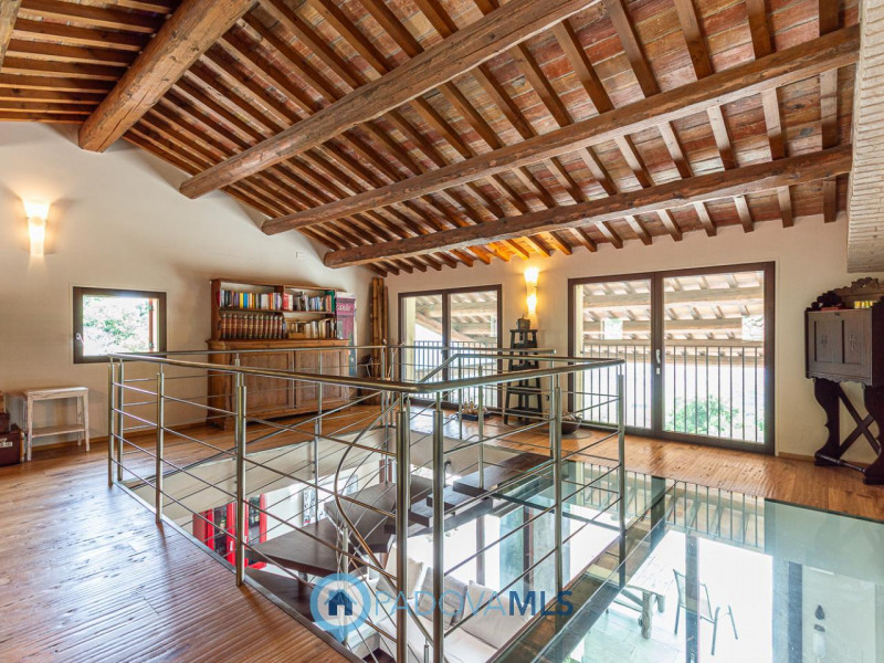 Immobile in esclusiva al Gruppo Padova MLS

Arquà Petrarca –

Immerso nel verde e affacciato su u...