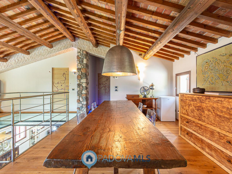 Immobile in esclusiva al Gruppo Padova MLS

Arquà Petrarca –

Immerso nel verde e affacciato su u...