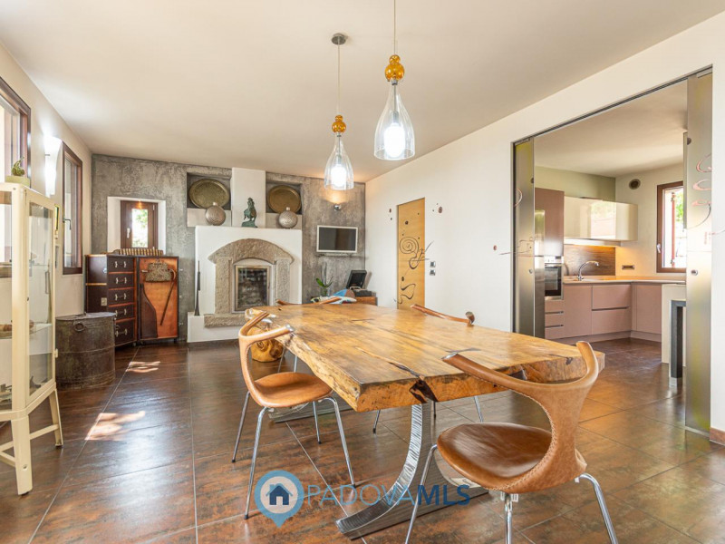 Immobile in esclusiva al Gruppo Padova MLS

Arquà Petrarca –

Immerso nel verde e affacciato su u...