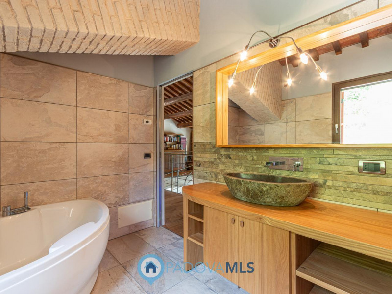 Immobile in esclusiva al Gruppo Padova MLS

Arquà Petrarca –

Immerso nel verde e affacciato su u...