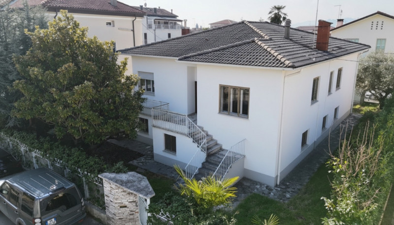 Rif. BC128  (per info 392 3361100 Beatrice)

In un contesto residenziale tranquillo, composto pre...