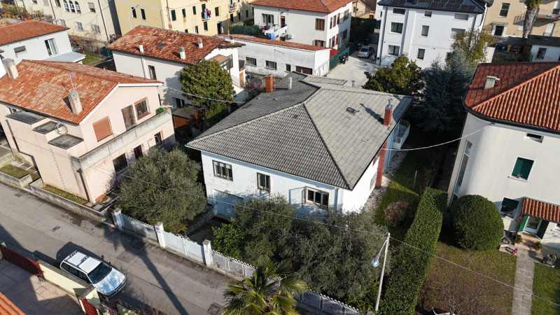 Rif. BC128  (per info 392 3361100 Beatrice)

In un contesto residenziale tranquillo, composto pre...