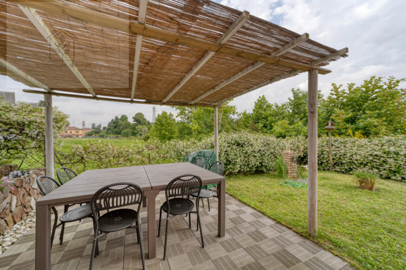 Scopri questo affascinante appartamento situato nel cuore di Arlesega, una zona tranquilla e resi...