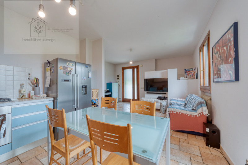 Scopri questo affascinante appartamento situato nel cuore di Arlesega, una zona tranquilla e resi...