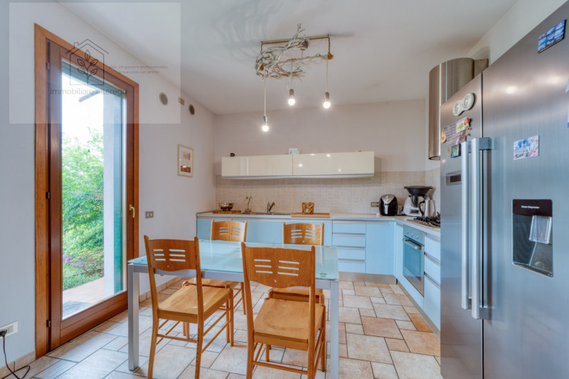 Scopri questo affascinante appartamento situato nel cuore di Arlesega, una zona tranquilla e resi...