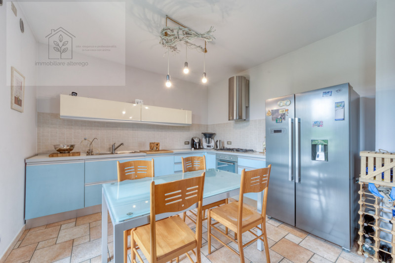 Scopri questo affascinante appartamento situato nel cuore di Arlesega, una zona tranquilla e resi...