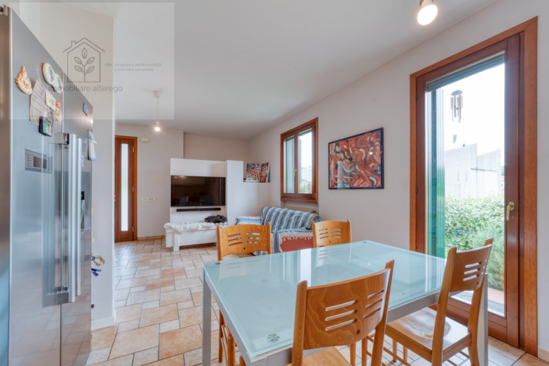 Scopri questo affascinante appartamento situato nel cuore di Arlesega, una zona tranquilla e resi...