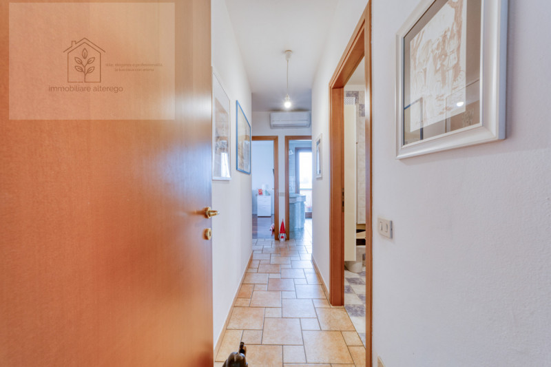 Scopri questo affascinante appartamento situato nel cuore di Arlesega, una zona tranquilla e resi...