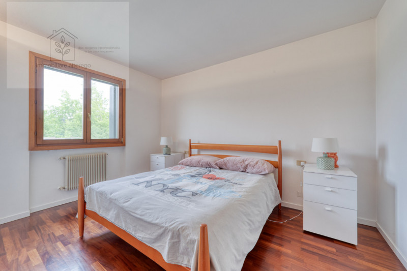 Scopri questo affascinante appartamento situato nel cuore di Arlesega, una zona tranquilla e resi...