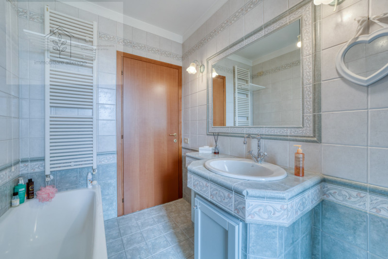 Scopri questo affascinante appartamento situato nel cuore di Arlesega, una zona tranquilla e resi...