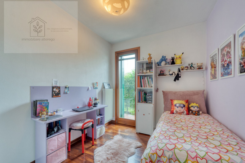 Scopri questo affascinante appartamento situato nel cuore di Arlesega, una zona tranquilla e resi...