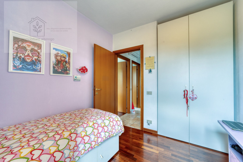 Scopri questo affascinante appartamento situato nel cuore di Arlesega, una zona tranquilla e resi...