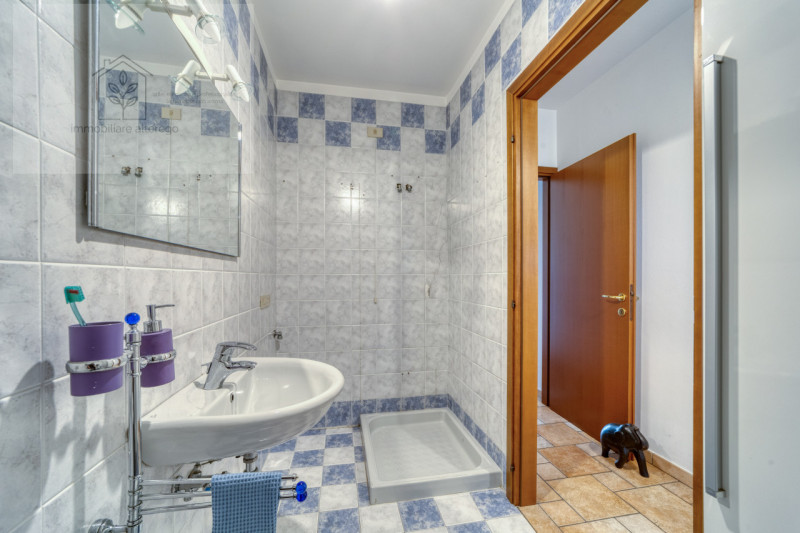 Scopri questo affascinante appartamento situato nel cuore di Arlesega, una zona tranquilla e resi...