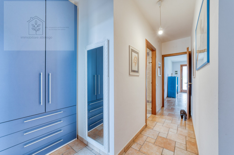 Scopri questo affascinante appartamento situato nel cuore di Arlesega, una zona tranquilla e resi...