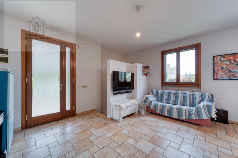 Scopri questo affascinante appartamento situato nel cuore di Arlesega, una zona tranquilla e resi...