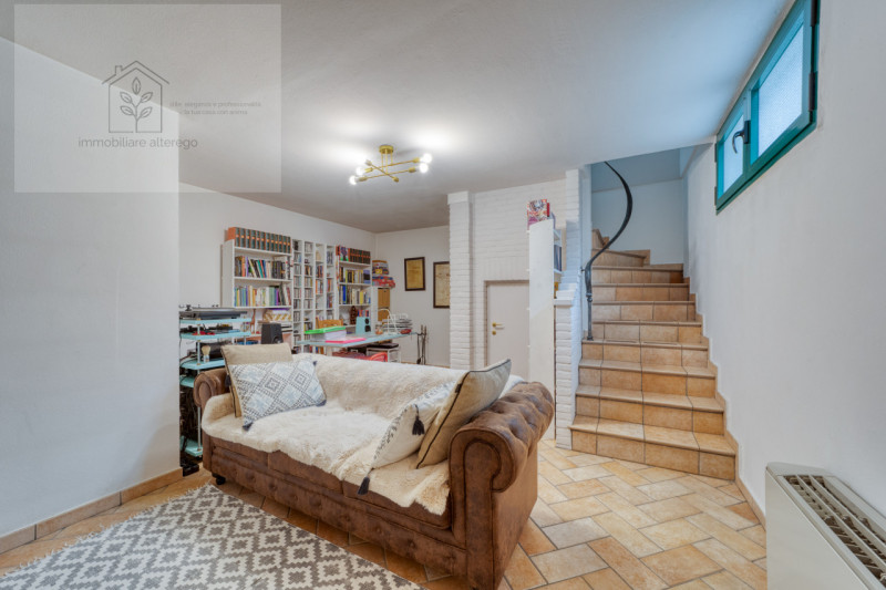 Scopri questo affascinante appartamento situato nel cuore di Arlesega, una zona tranquilla e resi...