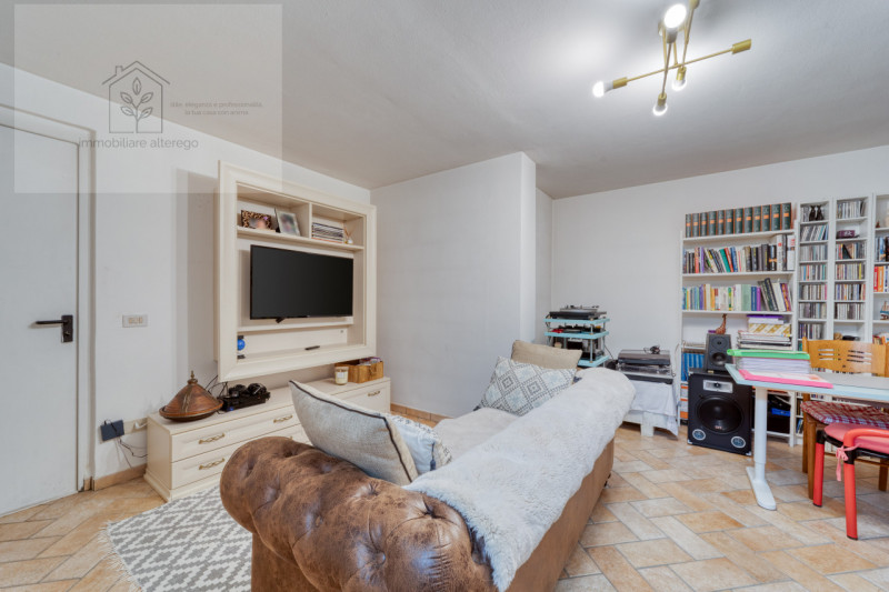 Scopri questo affascinante appartamento situato nel cuore di Arlesega, una zona tranquilla e resi...