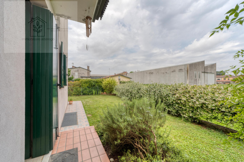 Scopri questo affascinante appartamento situato nel cuore di Arlesega, una zona tranquilla e resi...