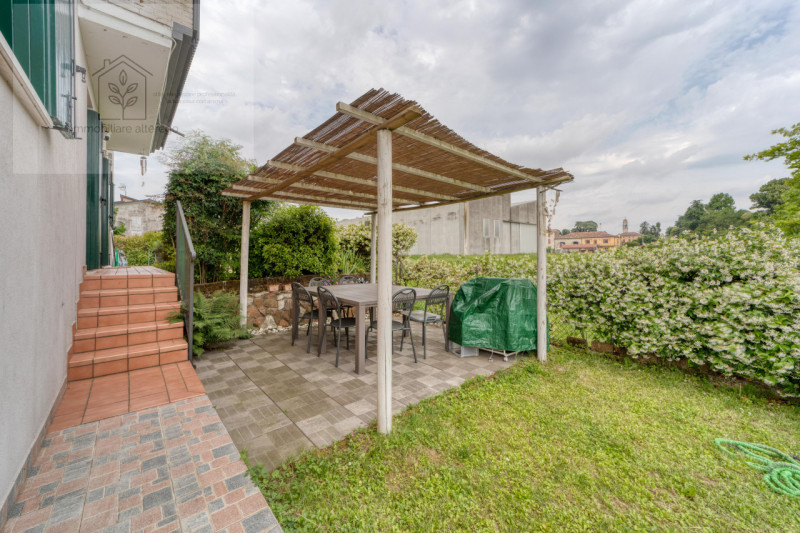 Scopri questo affascinante appartamento situato nel cuore di Arlesega, una zona tranquilla e resi...