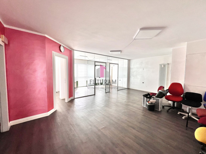 VICENZA (Teatro Nuovo) – RIF. 585FUTURAM - Per info 0444/310220
Su recente e bella palazzina si a...