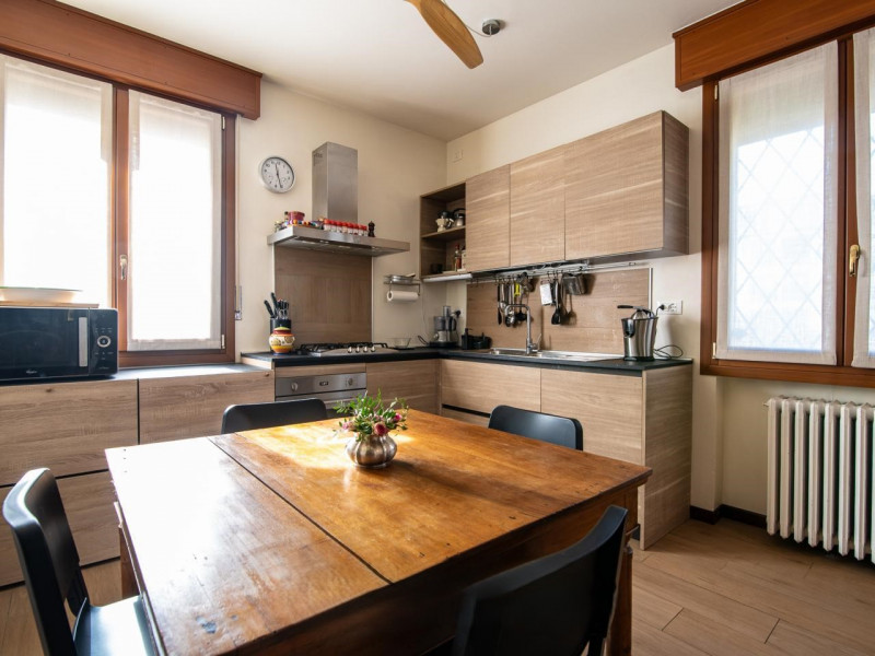 Porzione di bifamiliare ideale per famiglie che desiderano una casa pronta da abitare e dotata di...