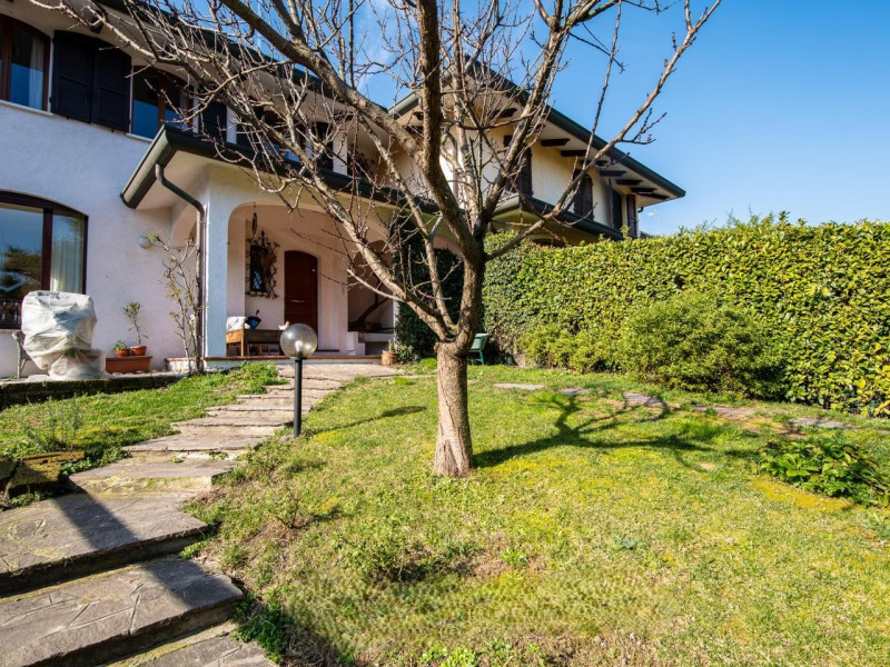 Proponiamo mezza bifamiliare che rappresenta una combinazione perfetta di eleganza, funzionalità ...