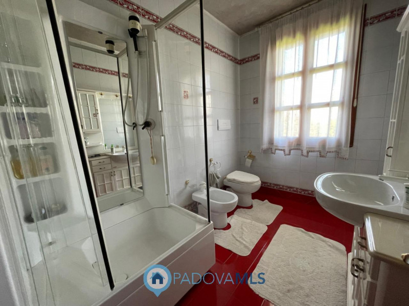 Immobile in esclusiva al Gruppo Padova MLS
Situata nella zona di Codiverno, nel comune di Vigonza...