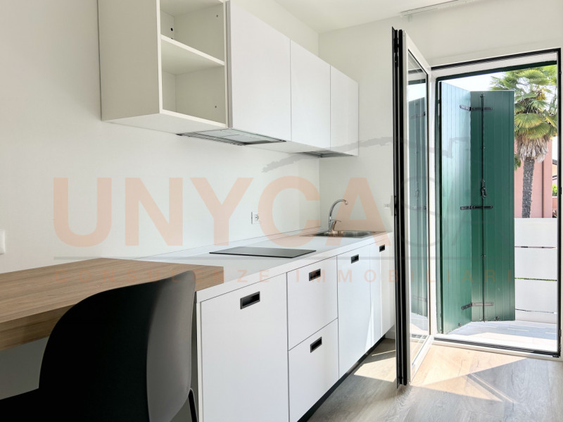 TOMBOLO: in posizione centrale e ben visibile, ti proponiamo in vendita un intero fabbricato rece...