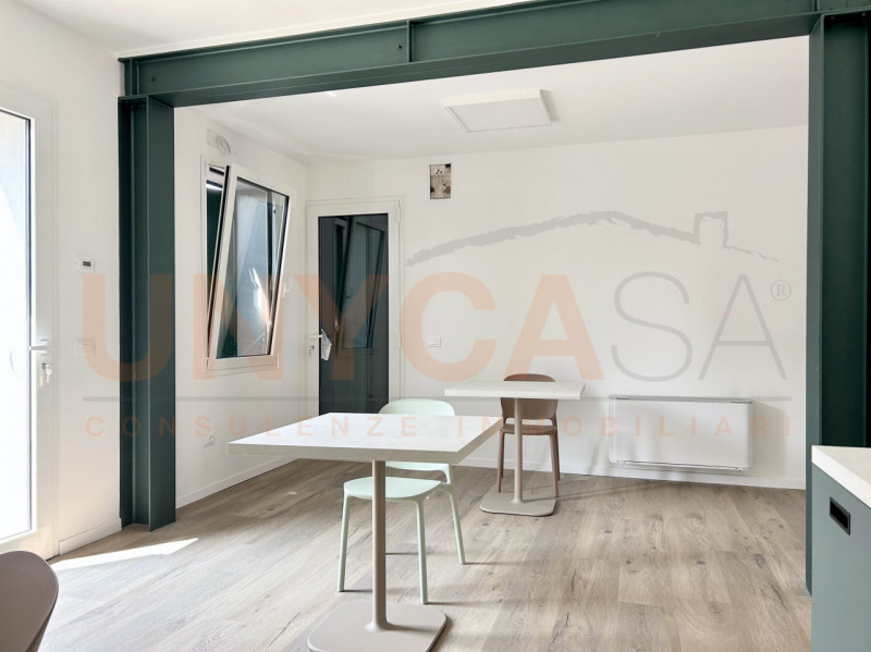 TOMBOLO: in posizione centrale e ben visibile, ti proponiamo in vendita un intero fabbricato rece...