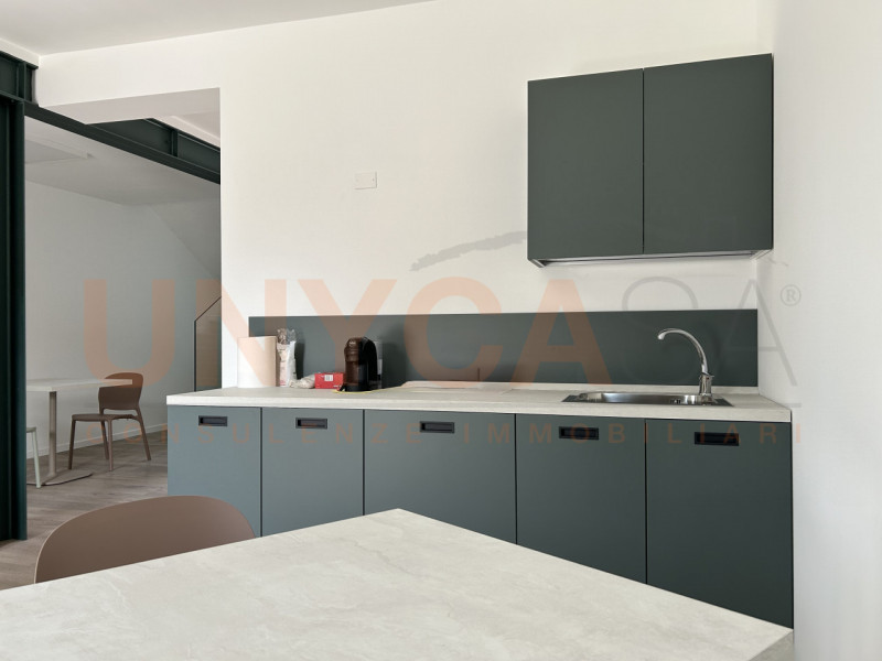 TOMBOLO: in posizione centrale e ben visibile, ti proponiamo in vendita un intero fabbricato rece...