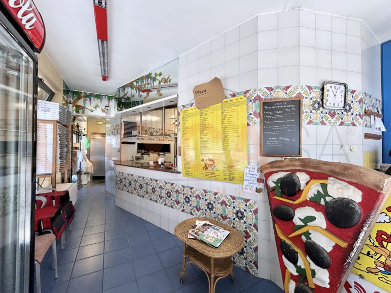 TOMBOLO: in posizione centrale e ben visibile, ti proponiamo in vendita un intero fabbricato rece...