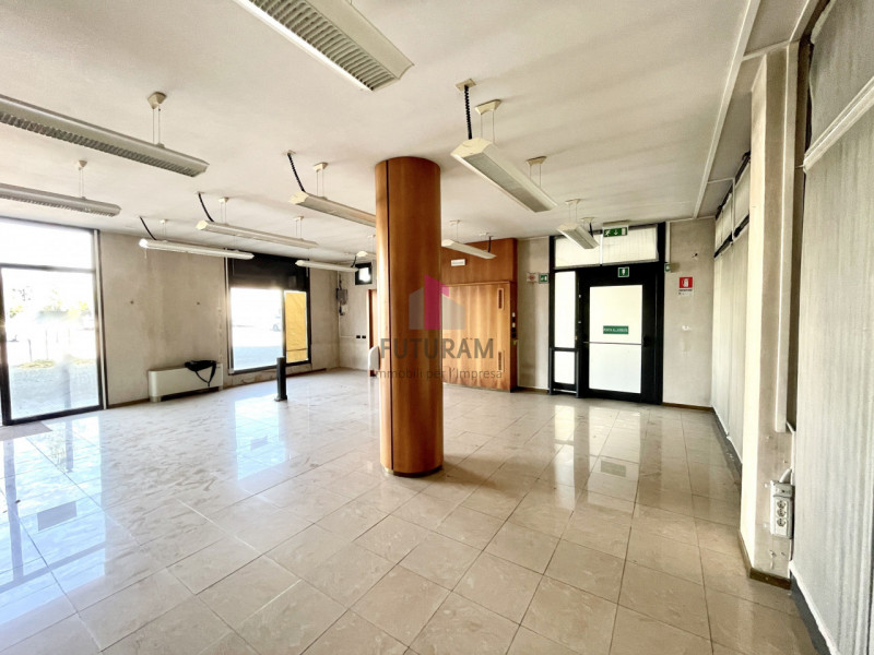 RIF:  050.1NM -  CAMPONOGARA (VE)  -  PER INFO 0444/310220

Propongo in affitto un negozio di 290...