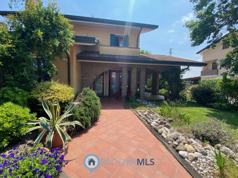 Immobile in esclusiva al Gruppo Padova MLS.
Lussuosa villa vicinanze Montegrotto Terme.
Su quarti...