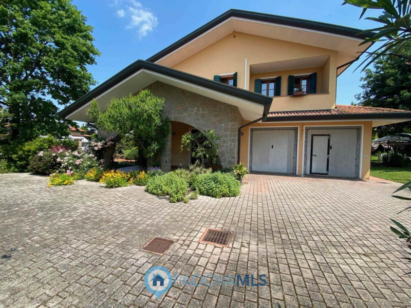 Immobile in esclusiva al Gruppo Padova MLS.
Lussuosa villa vicinanze Montegrotto Terme.
Su quarti...