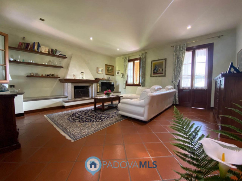 Immobile in esclusiva al Gruppo Padova MLS.
Lussuosa villa vicinanze Montegrotto Terme.
Su quarti...