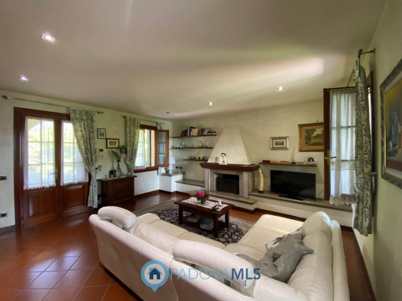 Immobile in esclusiva al Gruppo Padova MLS.
Lussuosa villa vicinanze Montegrotto Terme.
Su quarti...