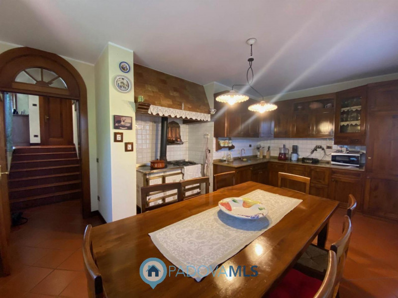 Immobile in esclusiva al Gruppo Padova MLS.
Lussuosa villa vicinanze Montegrotto Terme.
Su quarti...