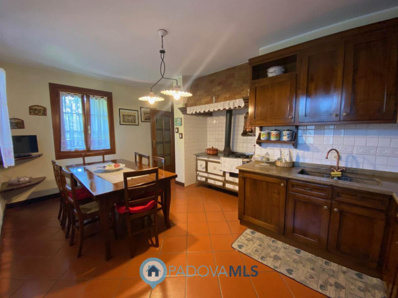 Immobile in esclusiva al Gruppo Padova MLS.
Lussuosa villa vicinanze Montegrotto Terme.
Su quarti...