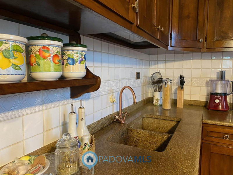 Immobile in esclusiva al Gruppo Padova MLS.
Lussuosa villa vicinanze Montegrotto Terme.
Su quarti...