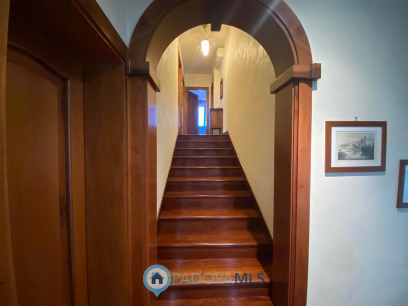 Immobile in esclusiva al Gruppo Padova MLS.
Lussuosa villa vicinanze Montegrotto Terme.
Su quarti...