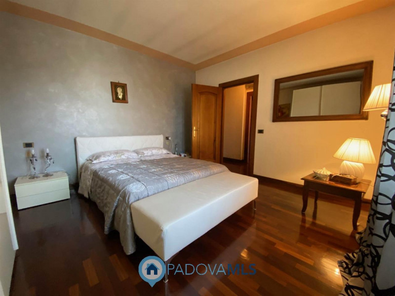 Immobile in esclusiva al Gruppo Padova MLS.
Lussuosa villa vicinanze Montegrotto Terme.
Su quarti...