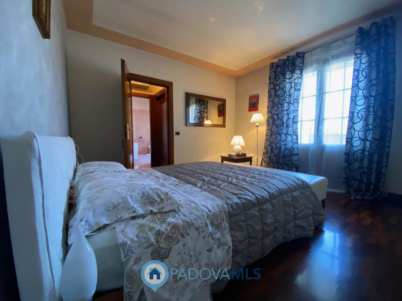 Immobile in esclusiva al Gruppo Padova MLS.
Lussuosa villa vicinanze Montegrotto Terme.
Su quarti...