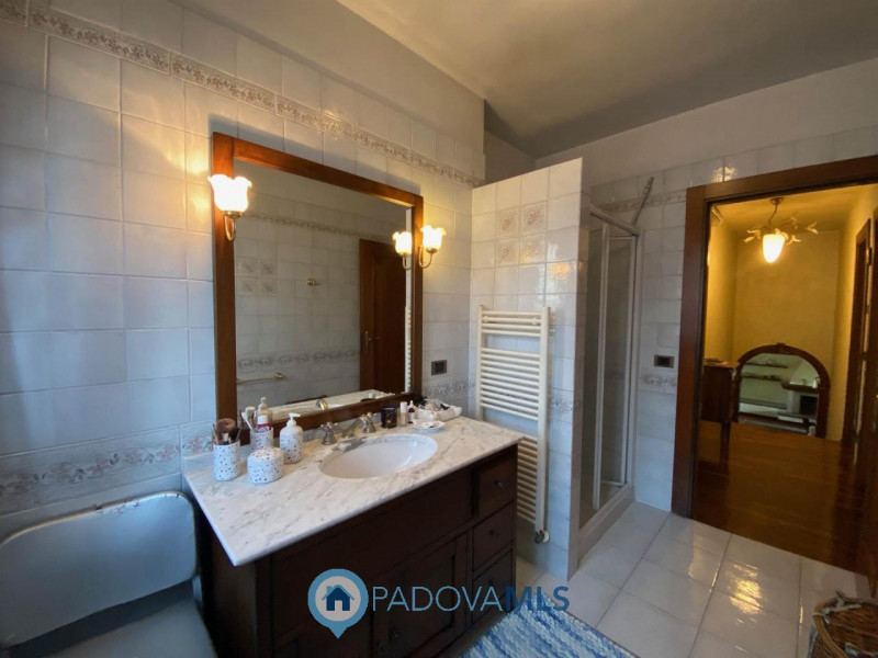 Immobile in esclusiva al Gruppo Padova MLS.
Lussuosa villa vicinanze Montegrotto Terme.
Su quarti...