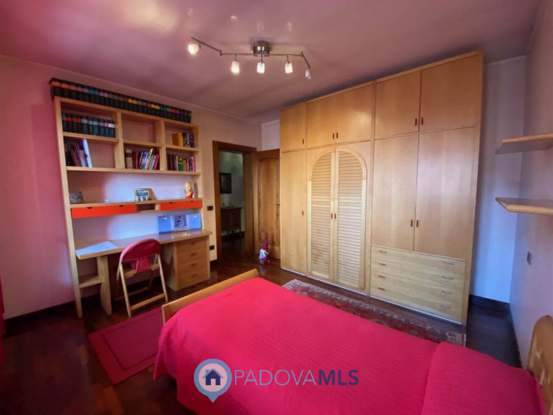 Immobile in esclusiva al Gruppo Padova MLS.
Lussuosa villa vicinanze Montegrotto Terme.
Su quarti...