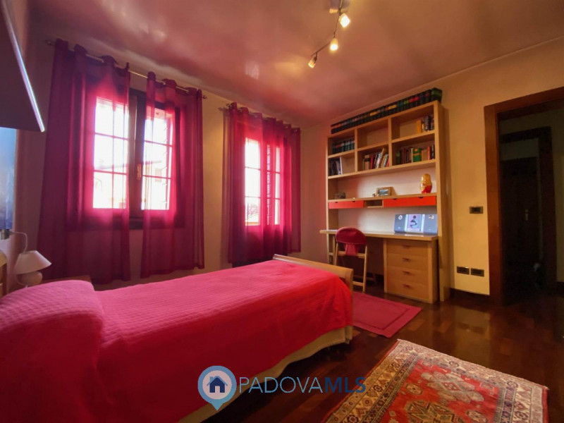 Immobile in esclusiva al Gruppo Padova MLS.
Lussuosa villa vicinanze Montegrotto Terme.
Su quarti...