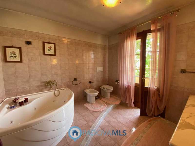 Immobile in esclusiva al Gruppo Padova MLS.
Lussuosa villa vicinanze Montegrotto Terme.
Su quarti...