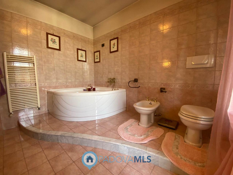 Immobile in esclusiva al Gruppo Padova MLS.
Lussuosa villa vicinanze Montegrotto Terme.
Su quarti...