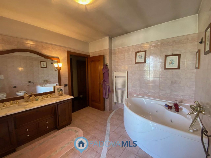 Immobile in esclusiva al Gruppo Padova MLS.
Lussuosa villa vicinanze Montegrotto Terme.
Su quarti...