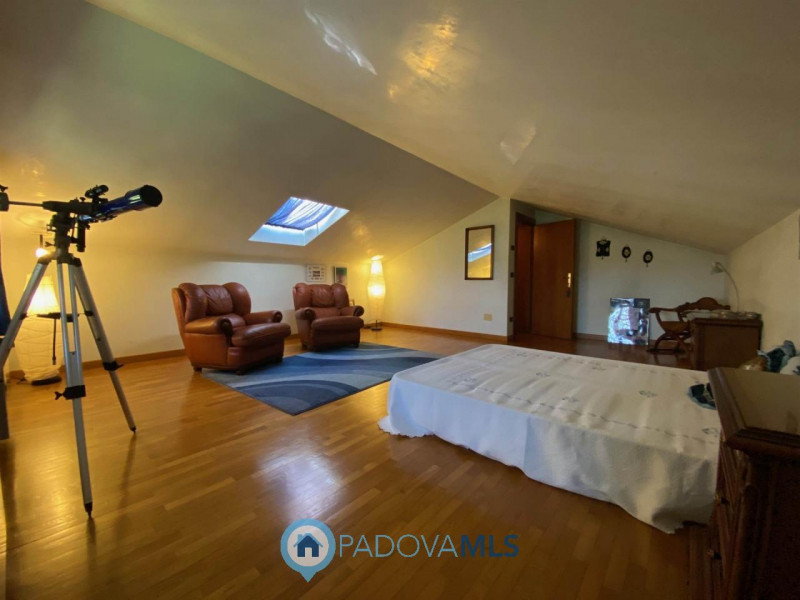 Immobile in esclusiva al Gruppo Padova MLS.
Lussuosa villa vicinanze Montegrotto Terme.
Su quarti...