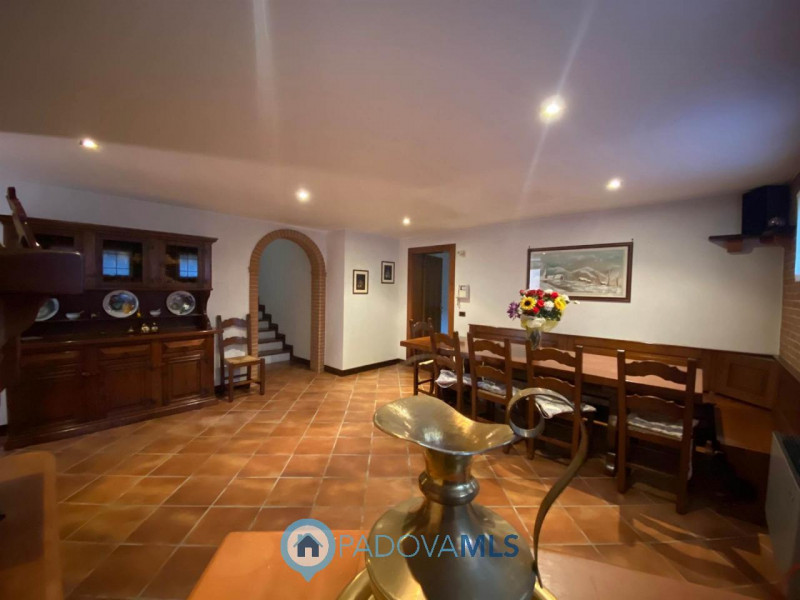 Immobile in esclusiva al Gruppo Padova MLS.
Lussuosa villa vicinanze Montegrotto Terme.
Su quarti...